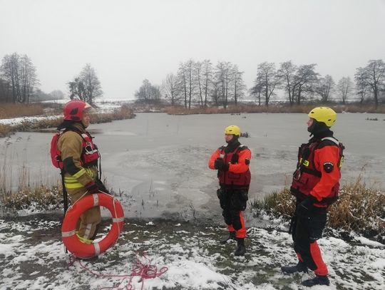 Strażacy ćwiczą ratowanie osób, pod którymi załamał się lód