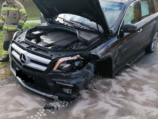 Mercedes uderzył w bariery ochronne