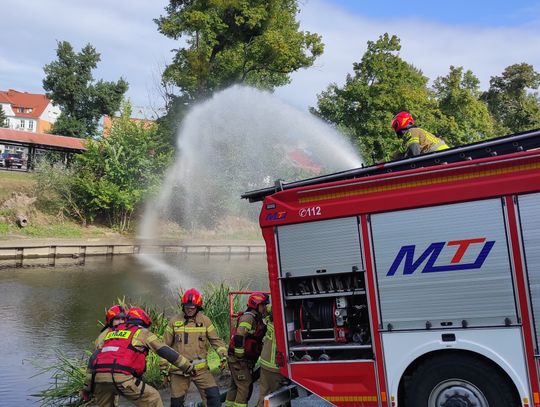 Strażacy – ćwiczenie poboru wody