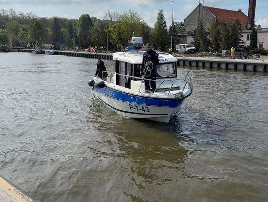 Wodowanie policyjnej łodzi