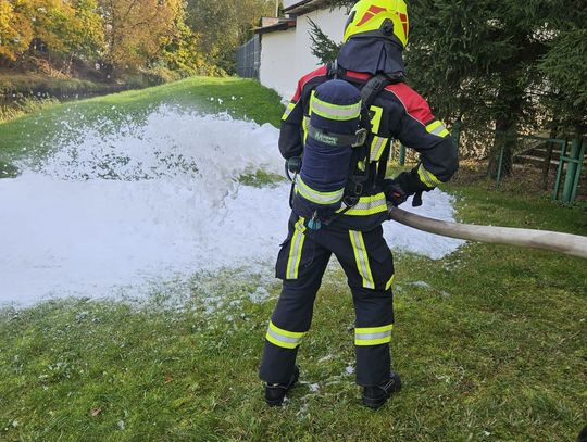 Uczą się obsługi sprzętu pożarniczego