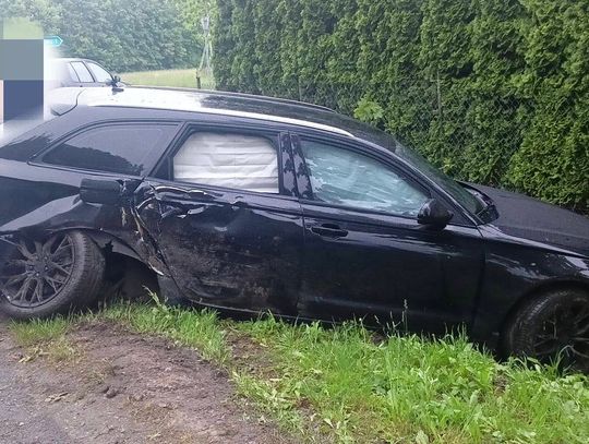 Kierowca uderzył w znak i drzewo