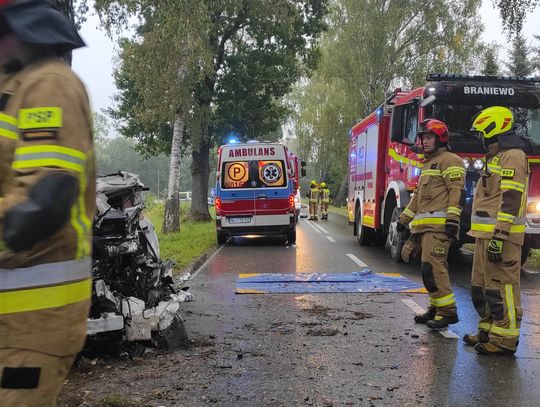 Opel uderzył w drzewo