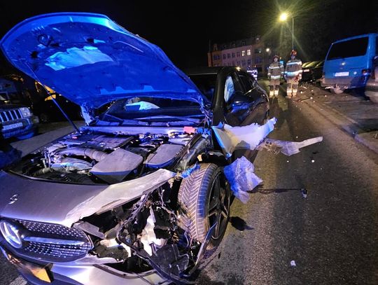 Uderzył w zaparkowane samochody