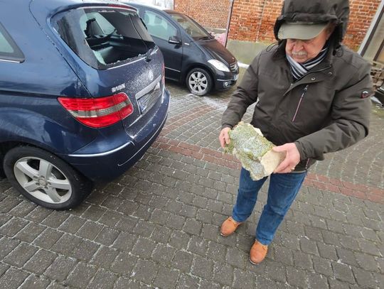 Zniszczona kapliczka Zniszczona kapliczka