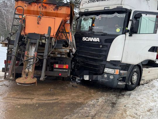 Ciężarówka zderzyła się z piaskarką