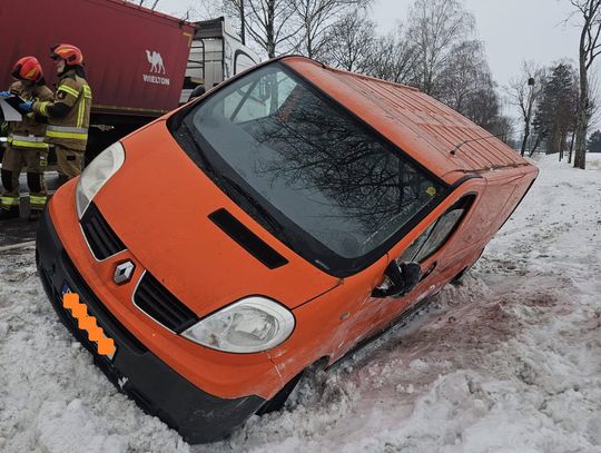 Renault wpadł do rowu Renault wpadł do rowu