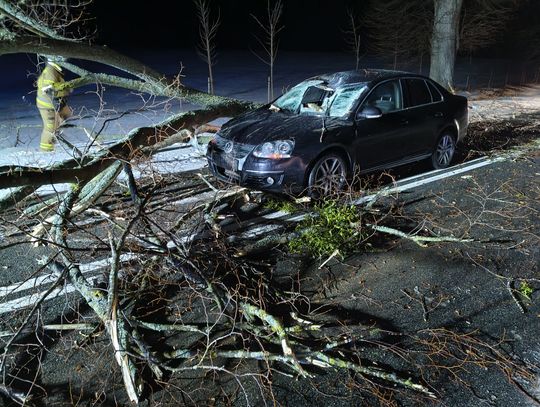 Konar spadł na samochód Konar spadł na samochód
